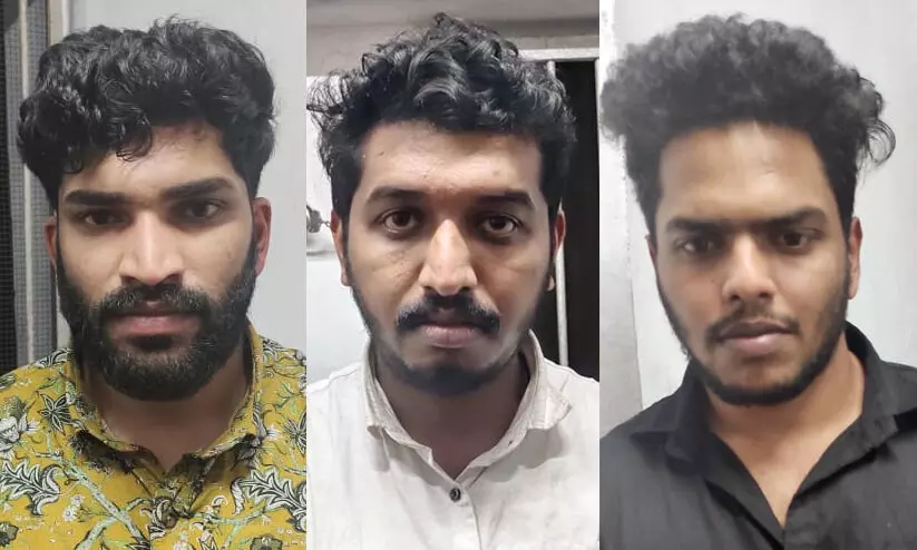 യുവതിയുടെ ചിത്രം സ്റ്റാറ്റസാക്കിയതിനെച്ചൊല്ലി മാരകായുധങ്ങളുമായി യുവാക്കൾ ഏറ്റുമുട്ടി യുവതിയുടെ ചിത്രം സ്റ്റാറ്റസാക്കിയതിനെച്ചൊല്ലി മാരകായുധങ്ങളുമായി യുവാക്കൾ ഏറ്റുമുട്ടി