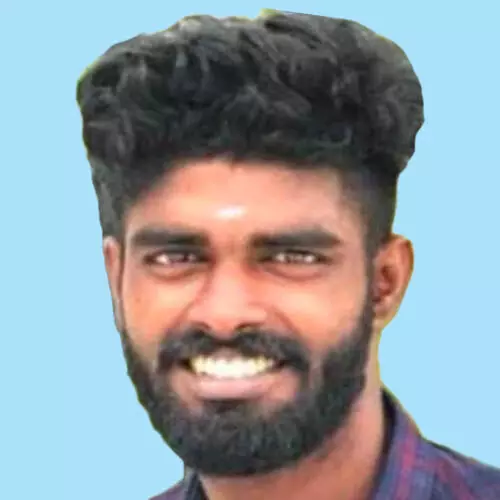 കാ​റും ബൈ​ക്കും കൂ​ട്ടി​യി​ടി​ച്ച് പ​രി​ക്കേ​റ്റ യു​വാ​വ് മ​രി​ച്ചു