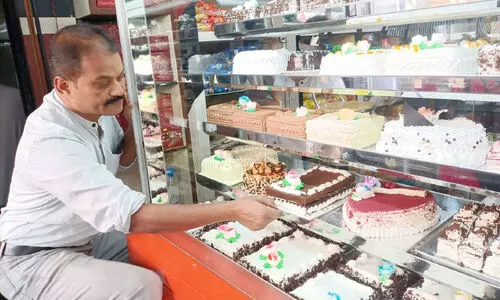 രു​ചി വൈ​വി​ധ്യ​ങ്ങ​ളു​ടെ കേ​ക്കു​ക​ളു​മാ​യി ക്രി​സ്​​മ​സ്​ വി​പ​ണി ഉ​ണ​ർ​ന്നു