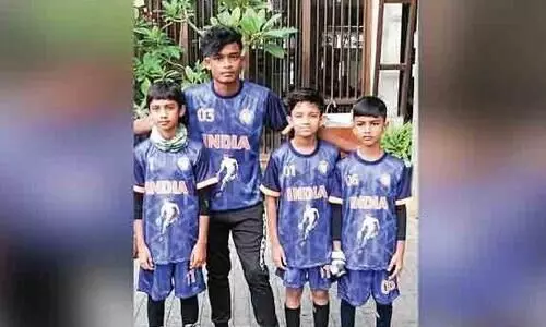 Four players in skating roll ball