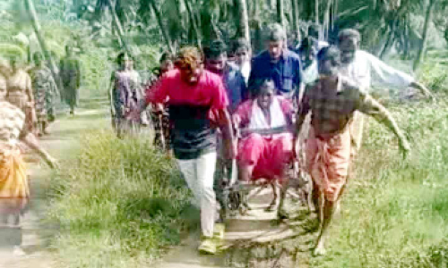 റോഡില്ല; കാലൊടിഞ്ഞ തൊഴിലുറപ്പ് തൊഴിലാളിയെ ആശുപത്രിയിൽ എത്തിച്ചത് 400 മീറ്റർ വീൽചെയറിൽ ഇരുത്തി