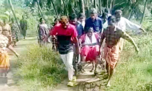 റോഡില്ല; കാലൊടിഞ്ഞ തൊഴിലുറപ്പ് തൊഴിലാളിയെ ആശുപത്രിയിൽ എത്തിച്ചത് 400 മീറ്റർ വീൽചെയറിൽ ഇരുത്തി