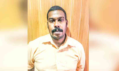 വെട്ടുകത്തിയുമായി സ്റ്റേഷന് മുന്നിൽ പരാക്രമം; യുവാവിനെ പൊലീസ് സാഹസികമായി പിടികൂടി