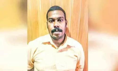 വെട്ടുകത്തിയുമായി സ്റ്റേഷന് മുന്നിൽ പരാക്രമം; യുവാവിനെ പൊലീസ് സാഹസികമായി പിടികൂടി