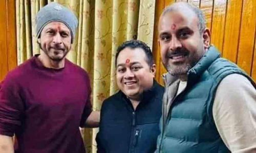 Shah Rukh Khans pic wearing red teeka surfaces from Vaishno Devi temple in Jammu.