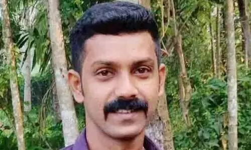 ബൈക്ക് തണൽ മരത്തിൽ ഇടിച്ച് ബൈക്ക് യാത്രികൻ മരിച്ചു ബൈക്ക് തണൽ മരത്തിൽ ഇടിച്ച് ബൈക്ക് യാത്രികൻ മരിച്ചു