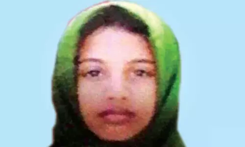 സ്കൂൾ ബസ്സിറിങ്ങിയ വിദ്യാർഥിനി ഗുഡ്സ് ഓട്ടോ ഇടിച്ച് മരിച്ചു സ്കൂൾ ബസ്സിറിങ്ങിയ വിദ്യാർഥിനി ഗുഡ്സ് ഓട്ടോ ഇടിച്ച് മരിച്ചു