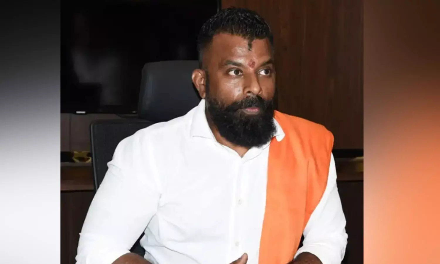 ഭീഷണിപ്പെടുത്തി പണവും സ്വർണവും തട്ടിയ  കേസിൽ ഹിന്ദു മഹാസഭ പ്രസിഡൻറ് അറസ്റ്റിൽ