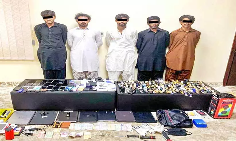 കടകൾ കുത്തിത്തുറന്ന് മോഷണം; അഞ്ചു പേർ അറസ്റ്റിൽ കടകൾ കുത്തിത്തുറന്ന് മോഷണം; അഞ്ചു പേർ അറസ്റ്റിൽ