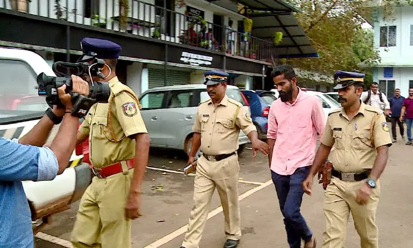 വൻസമ്പാദ്യം പ്രതീക്ഷിച്ച് കൊല; കിട്ടിയത് 27 പവൻ വൻസമ്പാദ്യം പ്രതീക്ഷിച്ച് കൊല; കിട്ടിയത് 27 പവൻ