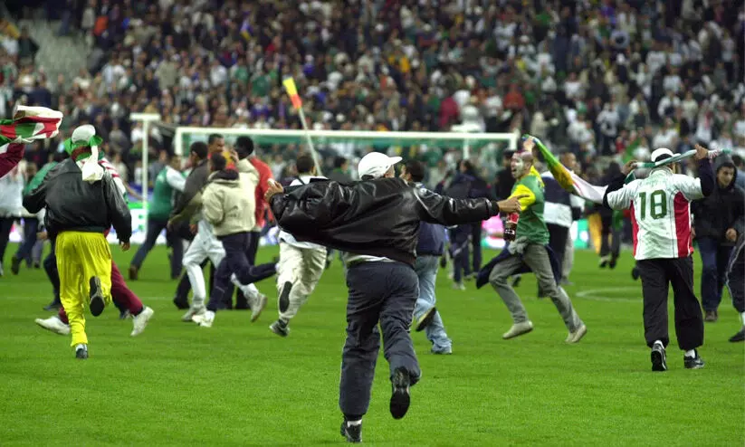 ഫ്രാൻസ്-അൾജീരിയ മത്സരം കാണികൾ കൈയ്യേറിപ്പോൾ