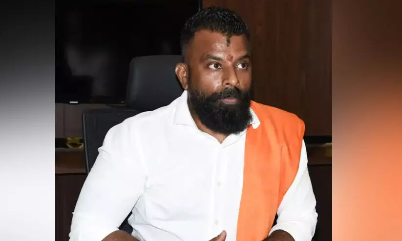 ഭീഷണിപ്പെടുത്തി പണവും സ്വർണവും തട്ടിയ കേസിൽ ഹിന്ദു മഹാസഭ പ്രസിഡൻറ് അറസ്റ്റിൽ ഭീഷണിപ്പെടുത്തി പണവും സ്വർണവും തട്ടിയ കേസിൽ ഹിന്ദു മഹാസഭ പ്രസിഡൻറ് അറസ്റ്റിൽ