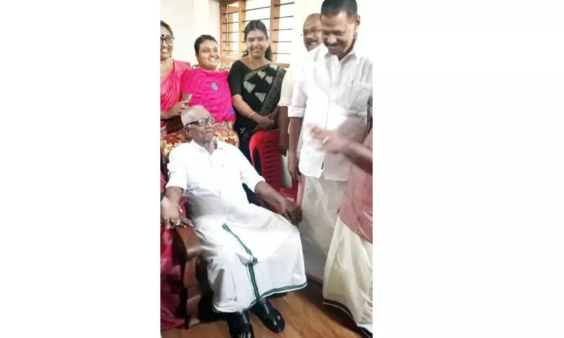 വാടക വീടുകളിലെ താമസത്തിന് അവസാനം; പി.കെ.ഗുരുദാസന് വീടുവെച്ചുനൽകി കൊല്ലത്തെ സി.പി.എം പ്രവർത്തകർ