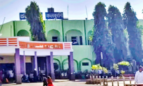 പള്ളി പോലെ തോന്നിക്കുന്നു; റെയിൽവേ സ്റ്റേഷന്‍റെ പച്ചനിറം മാറ്റി വെള്ളനിറമാക്കി