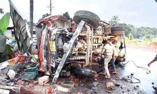 ദേശീയപാതയിൽ കണ്ടെയ്നര്‍ ലോറി മറിഞ്ഞ് ഡ്രൈവര്‍ക്ക് പരിക്ക്