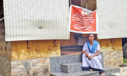 വിധവയായ ആദിവാസി സ്ത്രീയുടെ വീട് ജപ്തി ചെയ്തു