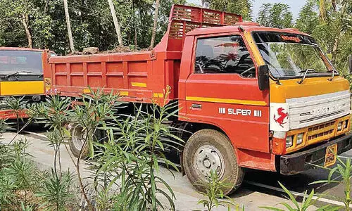 അനധികൃതമായി കുളം നികത്താൻ ശ്രമം; ടിപ്പർ ലോറികൾ പിടികൂടി