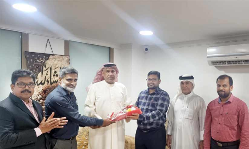 അ​ഹ്മ​ദ് ഖ​റാ​ത്ത​യെ ഫ്ര​ൻ​ഡ്സ്  ഭാ​രാ​വാ​ഹി​ക​ൾ സ​ന്ദ​ർ​ശി​ച്ചു