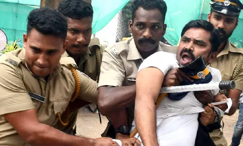 കത്ത് വിവാദം; ഓഫിസുകൾ ഉപരോധിച്ച് ബി.ജെ.പി, സമരശൈലി മാറ്റാൻ യു.ഡി.എഫ് കത്ത് വിവാദം; ഓഫിസുകൾ ഉപരോധിച്ച് ബി.ജെ.പി, സമരശൈലി മാറ്റാൻ യു.ഡി.എഫ്