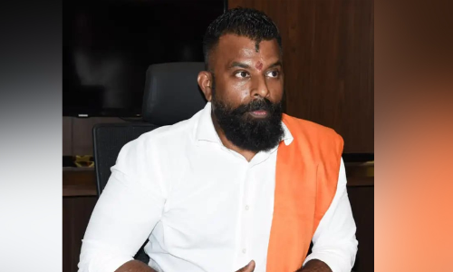 ഭീഷണിപ്പെടുത്തി പണവും സ്വർണവും തട്ടിയ  കേസിൽ ഹിന്ദു മഹാസഭ പ്രസിഡൻറ് അറസ്റ്റിൽ