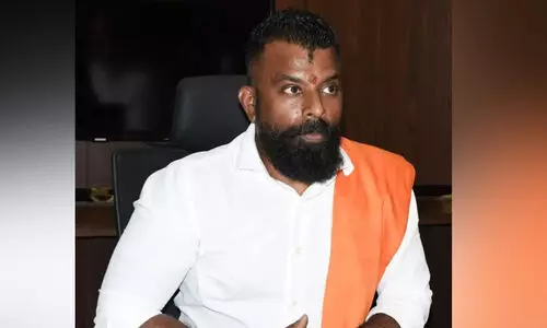 ഭീഷണിപ്പെടുത്തി പണവും സ്വർണവും തട്ടിയ  കേസിൽ ഹിന്ദു മഹാസഭ പ്രസിഡൻറ് അറസ്റ്റിൽ