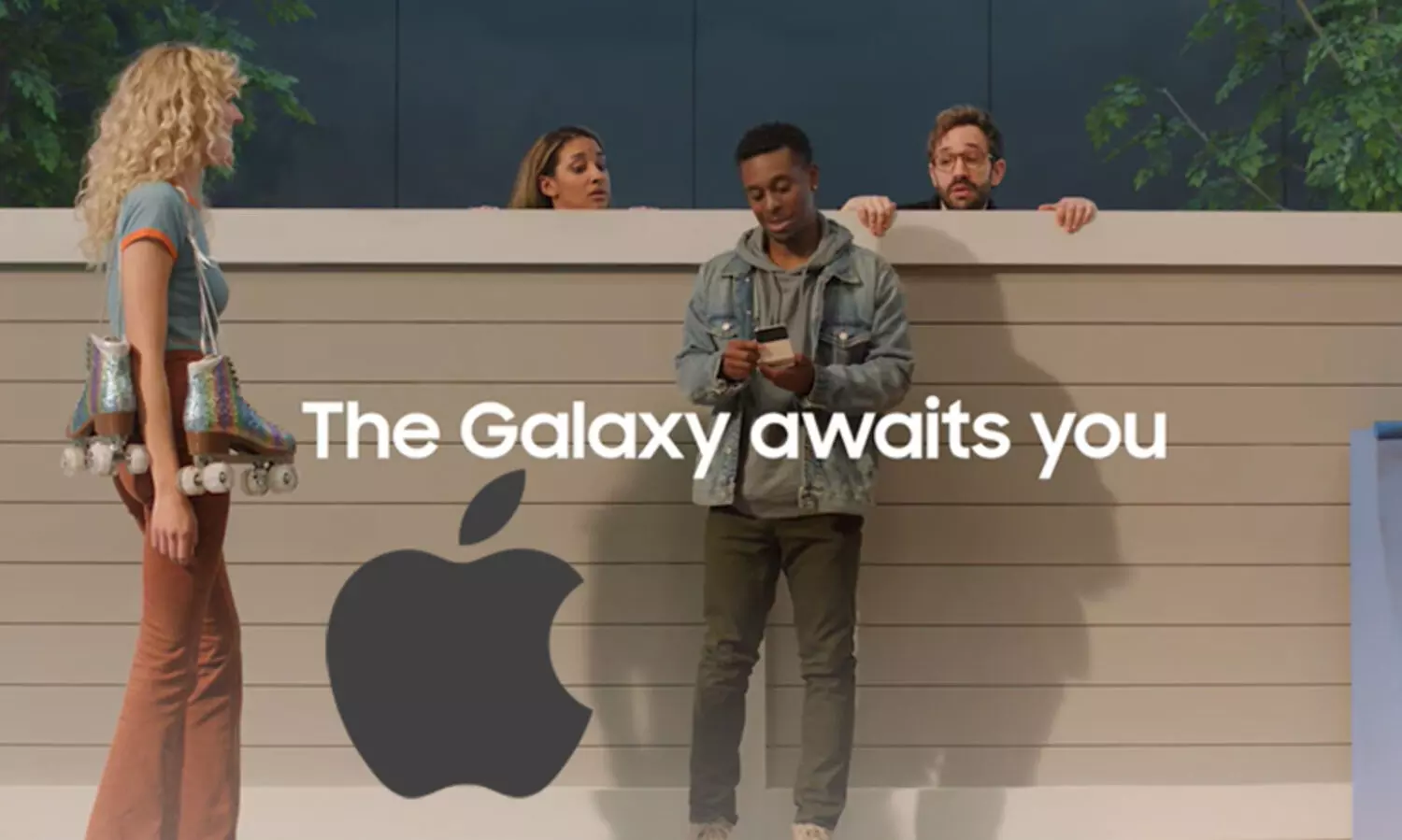 വീണ്ടും ആപ്പിളിനെ പരിഹസിക്കുന്ന പരസ്യവുമായി സാംസങ്; വിഡിയോ വൈറൽ