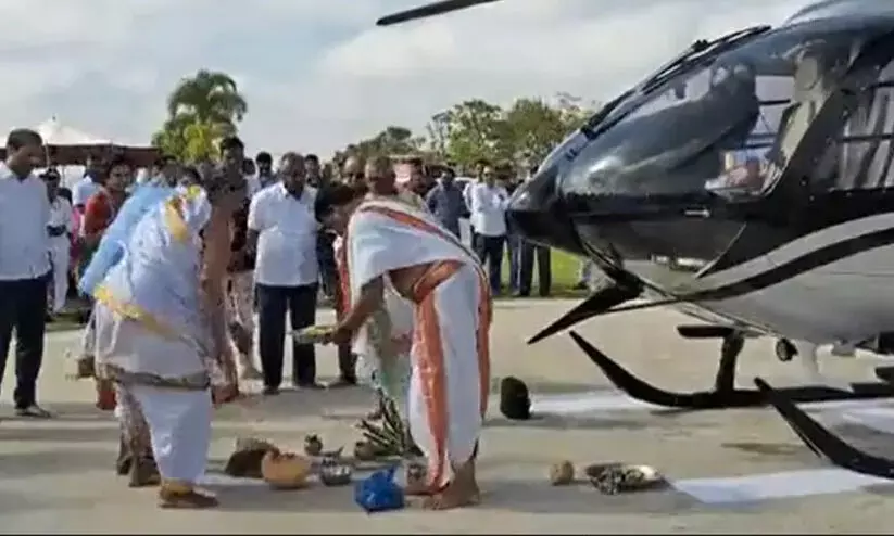 ക്ഷേത്രമുറ്റത്തിറങ്ങി ഹെലികോപ്ടർ; വാഹനപൂജയും കഴിച്ച് മടക്കം ക്ഷേത്രമുറ്റത്തിറങ്ങി ഹെലികോപ്ടർ; വാഹനപൂജയും കഴിച്ച് മടക്കം