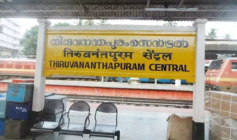 റെയിൽവെ സ്റ്റേഷനിൽ കൃത്യമായ അനൗൺസ്മെൻറ് ഇല്ല; യാത്രക്കാരുടെ കൂട്ടയോട്ടം റെയിൽവെ സ്റ്റേഷനിൽ കൃത്യമായ അനൗൺസ്മെൻറ് ഇല്ല; യാത്രക്കാരുടെ കൂട്ടയോട്ടം