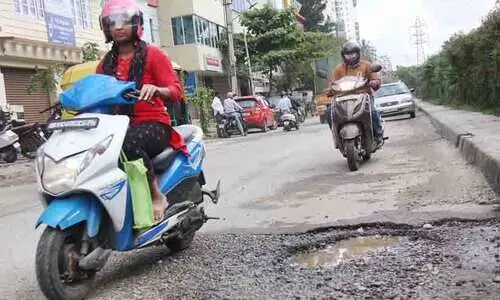 മഴ: പുതിയ റോഡുകളിലടക്കം കുഴികൾ