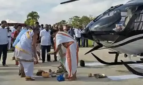 ക്ഷേത്രമുറ്റത്തിറങ്ങി ഹെലികോപ്ടർ; വാഹനപൂജയും കഴിച്ച് മടക്കം