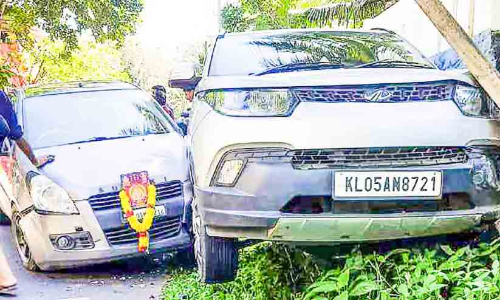 ശബരിമല തീർഥാടകരുടെ വാഹനം അപകടത്തിൽപ്പെട്ടു