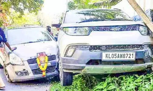 ശബരിമല തീർഥാടകരുടെ വാഹനം അപകടത്തിൽപ്പെട്ടു