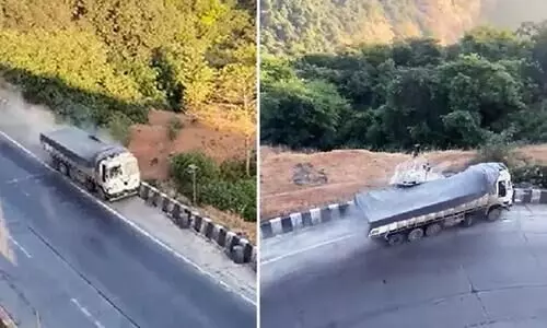 Truck’s brakes fail Mumbai-Pune Expressway Divider truck Video