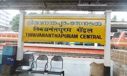 റെയിൽവെ സ്റ്റേഷനിൽ കൃത്യമായ അനൗൺസ്മെൻറ് ഇല്ല; യാത്രക്കാരുടെ കൂട്ടയോട്ടം