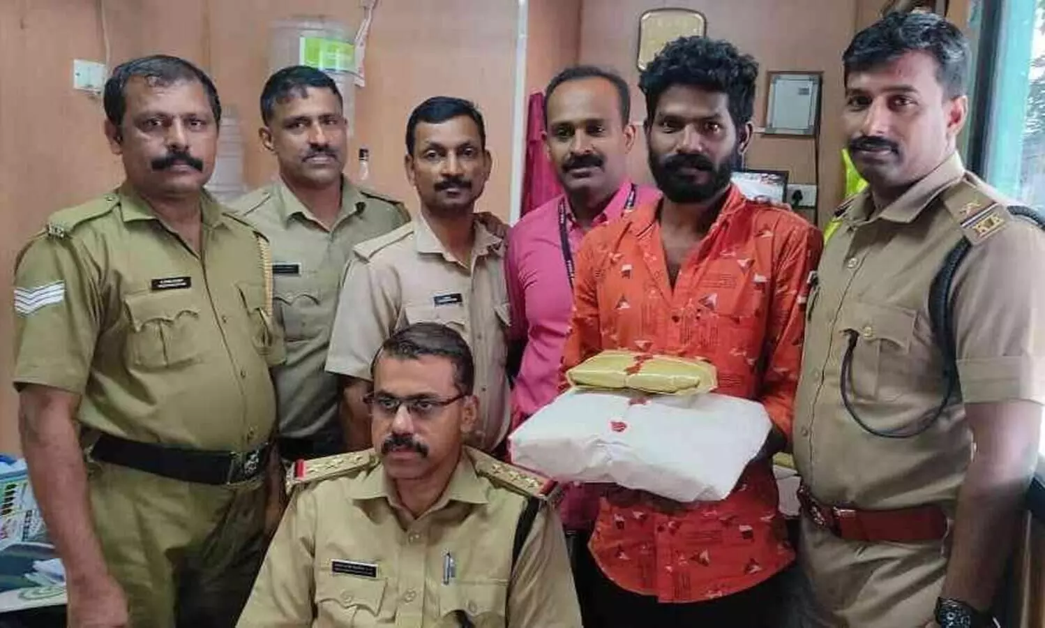 അമരവിള ചെക്ക് പോസ്റ്റില്‍ രണ്ട് കിലോ കഞ്ചാവുമായി യുവാവ് കസ്റ്റഡിയില്‍