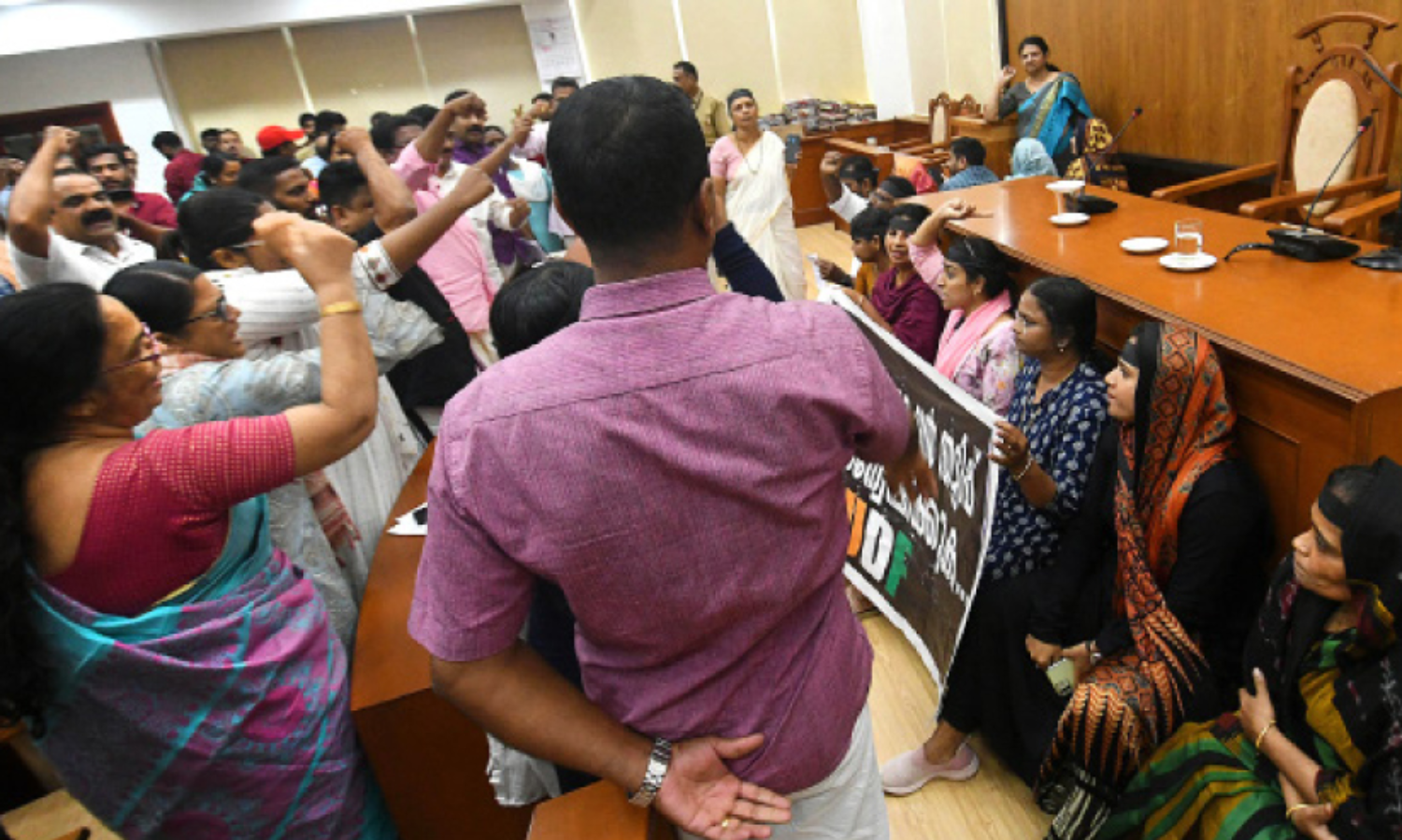 കോ​ഴി​ക്കോ​ട് കോ​ർ​പ​റേ​ഷ​ൻ കൗ​ൺ​സി​ലി​ൽ പ്ര​തി​ഷേ​ധം, സ​സ്​​പെ​ൻ​ഷ​ൻ; പു​റ​ത്ത് കൂ​ട്ട​ത്ത​ല്ല്, മ​ർ​ദ​നം