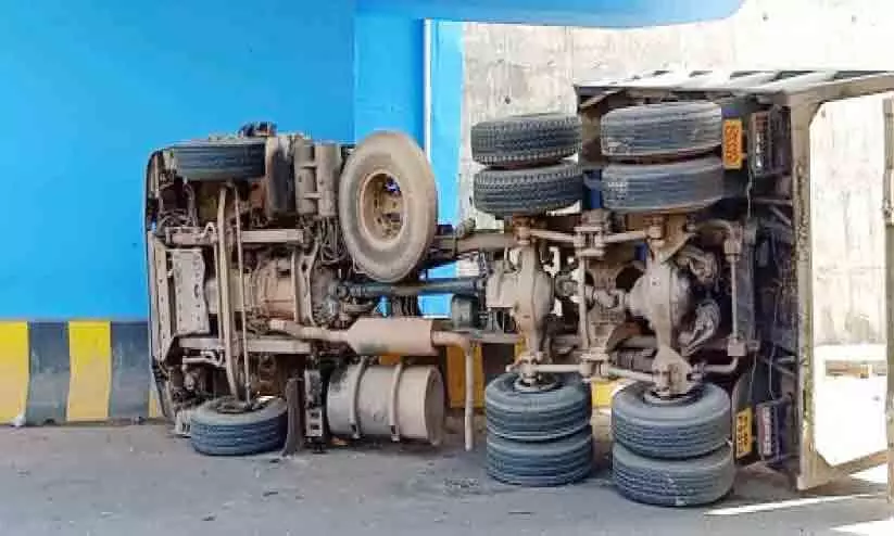 കാബിൻ താഴ്ത്തിയില്ല; ലോറി മറിഞ്ഞ് ഡ്രൈവർക്ക് പരിക്ക്