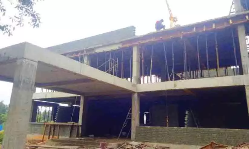 കൊ​ര​ട്ടി ഇ.​എ​സ്‌.​ഐ ഡി​സ്‌​പെ​ന്‍സ​റി നി​ര്‍മാ​ണം പു​രോ​ഗ​മി​ക്കു​ന്നു