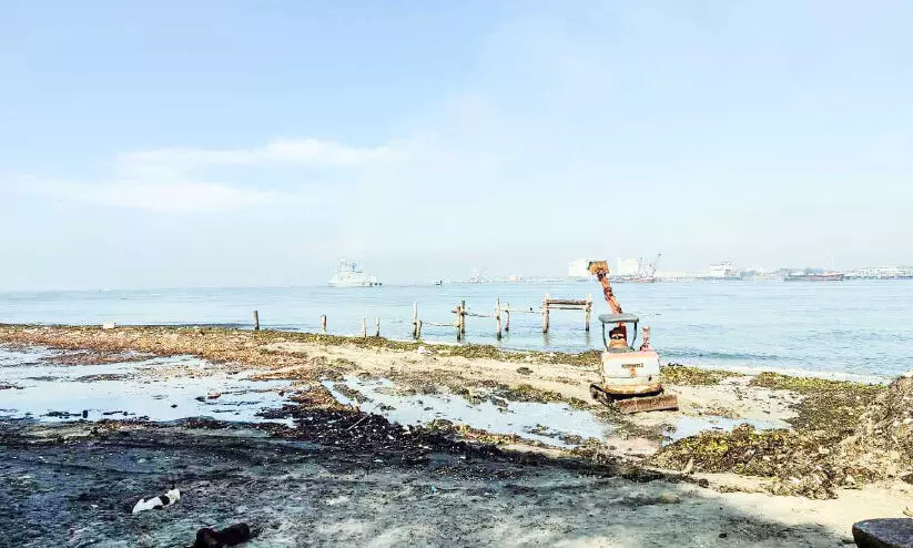 മാലിന്യം നിറഞ്ഞ ഫോർട്ട്കൊച്ചി കടപ്പുറം മാലിന്യം നിറഞ്ഞ ഫോർട്ട്കൊച്ചി കടപ്പുറം