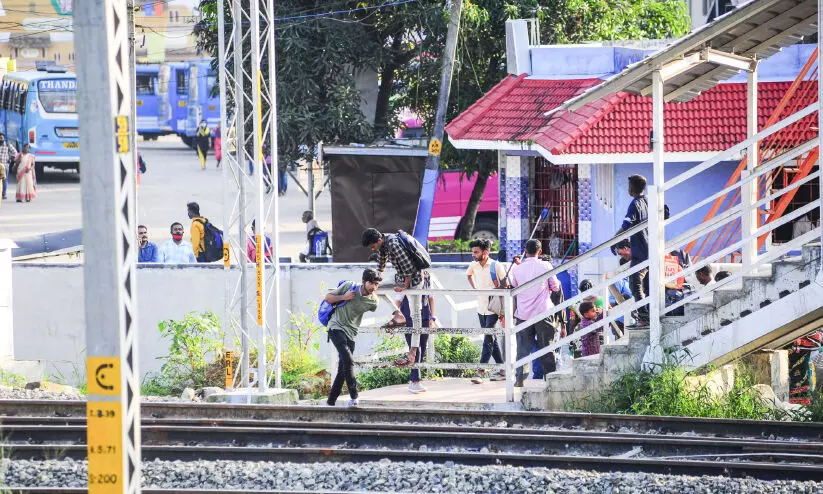 റെയിൽവേ സ്റ്റേഷനിൽനിന്ന് നാഗമ്പടം പ്രൈവറ്റ് ബസ്സ്റ്റാൻഡിലേക്കുണ്ടായിരുന്ന വഴി റെയിൽവേ അടച്ചു റെയിൽവേ സ്റ്റേഷനിൽനിന്ന് നാഗമ്പടം പ്രൈവറ്റ് ബസ്സ്റ്റാൻഡിലേക്കുണ്ടായിരുന്ന വഴി റെയിൽവേ അടച്ചു