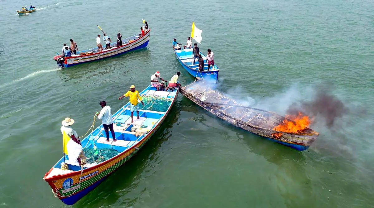  വഞ്ചി കത്തിച്ച് പ്രതിഷേധിക്കുന്ന മത്സ്യത്തൊഴിലാളികൾ