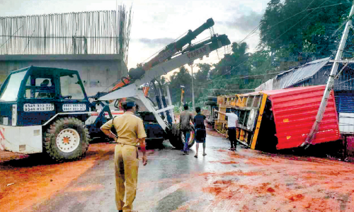 ദേ​ശീ​യ​പാ​ത ഇ​ടി​മൂ​ഴി​ക്ക​ലി​ൽ മ​റി​ഞ്ഞ ക​ണ്ടെ​യ്ന​ർ