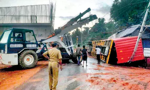 ദേശീയപാത ഇടിമൂഴിക്കലിൽ മറിഞ്ഞ കണ്ടെയ്നർ ദേശീയപാത ഇടിമൂഴിക്കലിൽ മറിഞ്ഞ കണ്ടെയ്നർ
