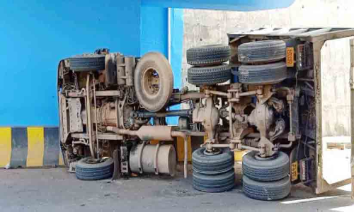 കാബിൻ താഴ്ത്തിയില്ല; ലോറി മറിഞ്ഞ് ഡ്രൈവർക്ക് പരിക്ക്