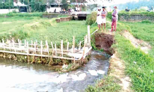 പാലക്കുഴിയിലെ താല്‍ക്കാലിക ബണ്ട് സാമൂഹികവിരുദ്ധര്‍ വീണ്ടും പൊളിച്ചു