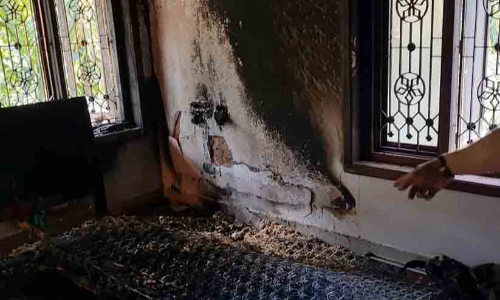 മൊബൈൽ ചാർജർ പൊട്ടിത്തെറിച്ച് വീട് കത്തി നശിച്ചു