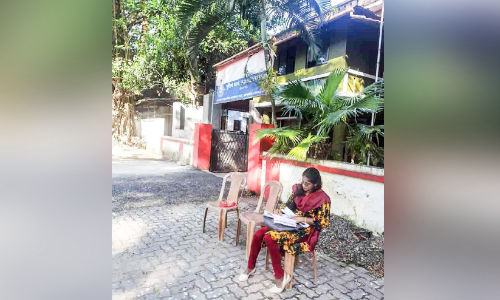 പൊ​ലീ​സ് സ്റ്റേ​ഷ​ന്​ മു​ന്നി​ൽ വീ​ട്ട​മ്മ​ സ​ത്യ​ഗ്ര​ഹത്തിൽ