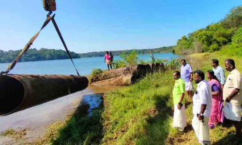 കലക്ടർ ഇടപെട്ടു; ശാസ്​താംകോട്ട തടാകത്തിൽനിന്ന് പൈപ്പുകൾ നീക്കിത്തുടങ്ങി