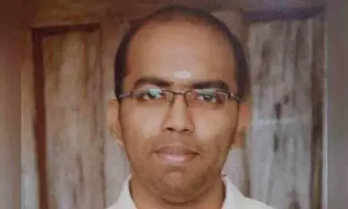 നെടുമ്പാശ്ശേരി കരിയാട് വളവിൽ കണ്ടെയ്നർ ലോറിയിടിച്ച് ബൈക്ക് യാത്രികൻ മരിച്ചു