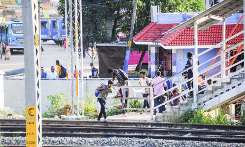 റെ​യി​ൽ​വേ സ്റ്റേ​ഷ​നി​ൽ​നി​ന്ന്​ നാ​ഗ​മ്പ​ടം പ്രൈ​വ​റ്റ്​ ബ​സ്​​സ്റ്റാ​ൻ​ഡി​ലേ​ക്കു​ണ്ടാ​യി​രു​ന്ന വ​ഴി റെ​യി​ൽ​വേ അ​ട​ച്ചു